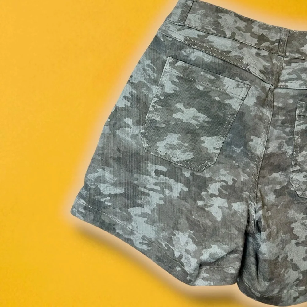 Spanx ‘Stretch Twill Pull-On Shorts’ in “Stone Wash Camo” Size Medium